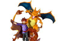 Figura Entrenador Red y Charizard — Diorama Pokémon