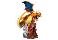Figura Entrenador Red y Charizard — Diorama Pokémon
