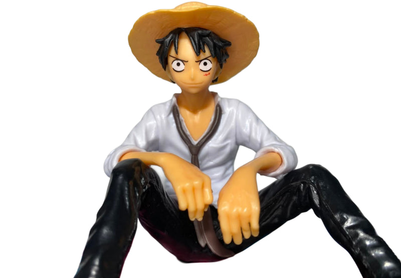 Figura de Luffy sentado con sombrero de paja — One Piece