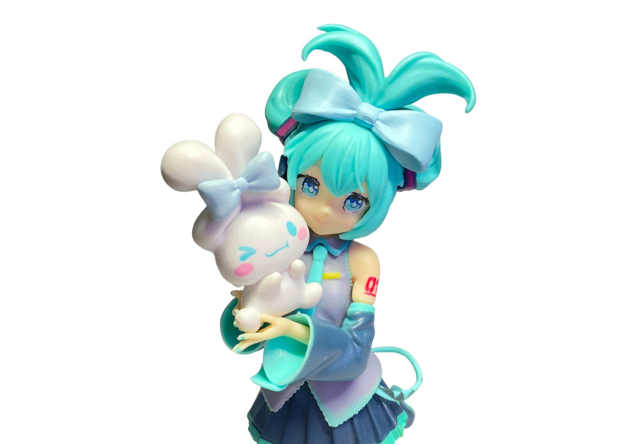 Figura de Hatsune Miku sosteniendo a Cinnamoroll sobre base de nubes — Luminasta SEGA